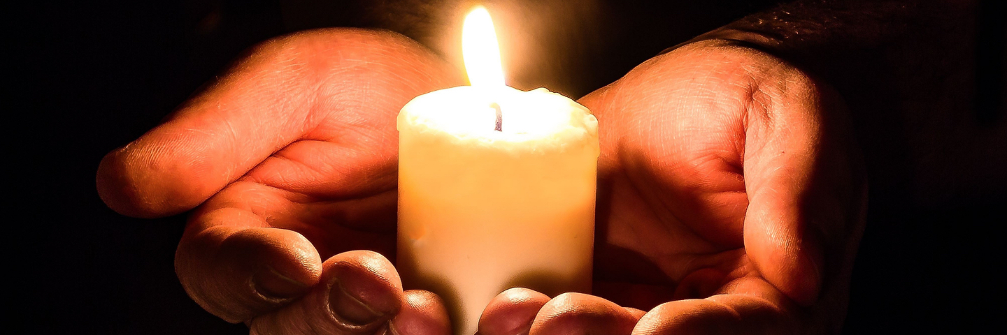 BANNER Christmas candle in han