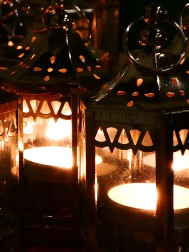 Lanterns in Advent 031217 crop